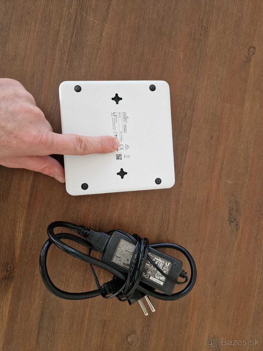 Predám UniFi USG security gateway - 3