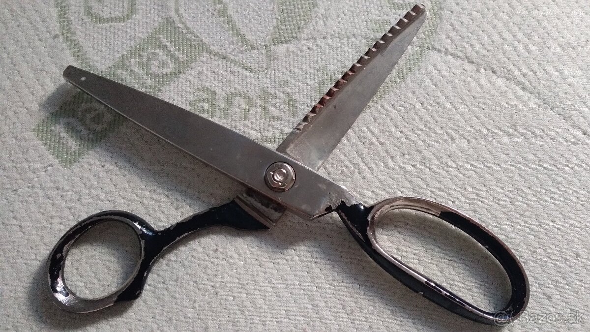 Predám zúbkované nožnice,kravaty,látky zo socializmu - 3