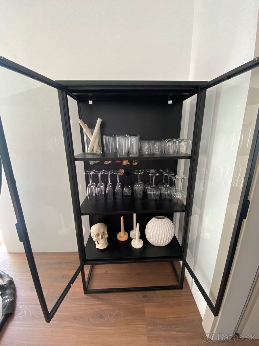 vitrína čierna - 3