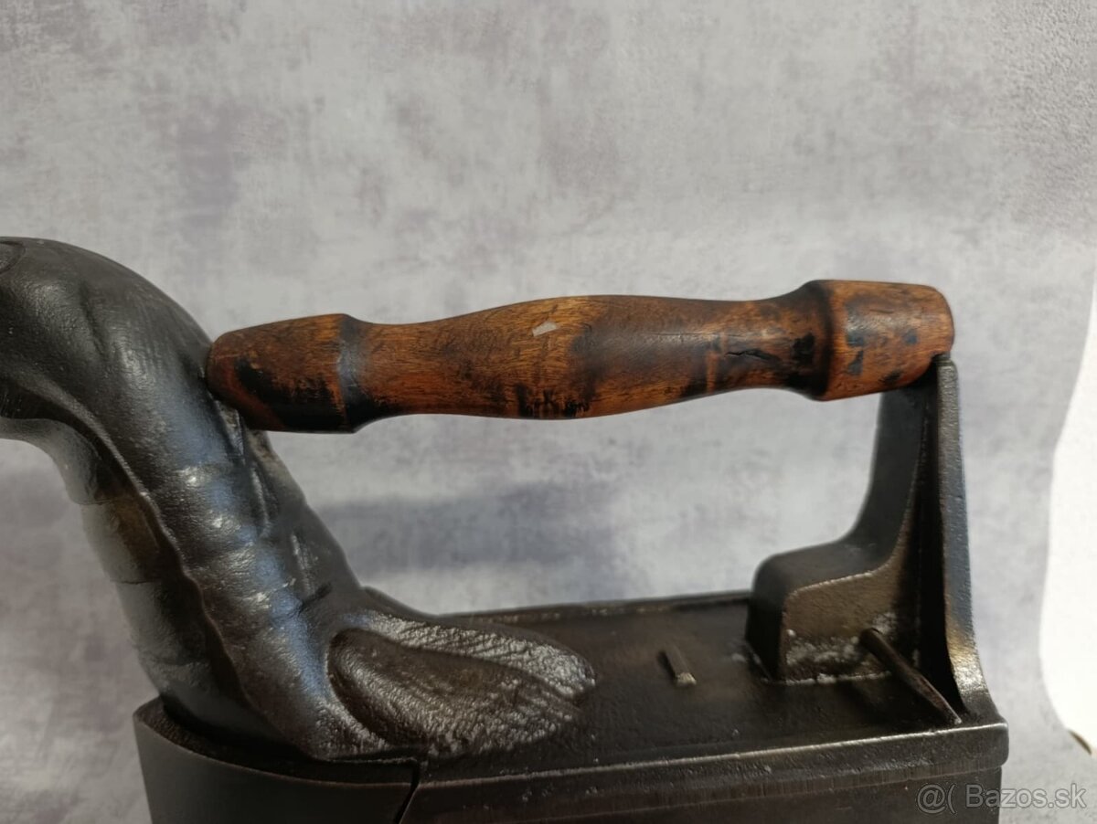 Obrovská atypická komínová žehlička, 9,65kg TOP. Doprava 0 - 3