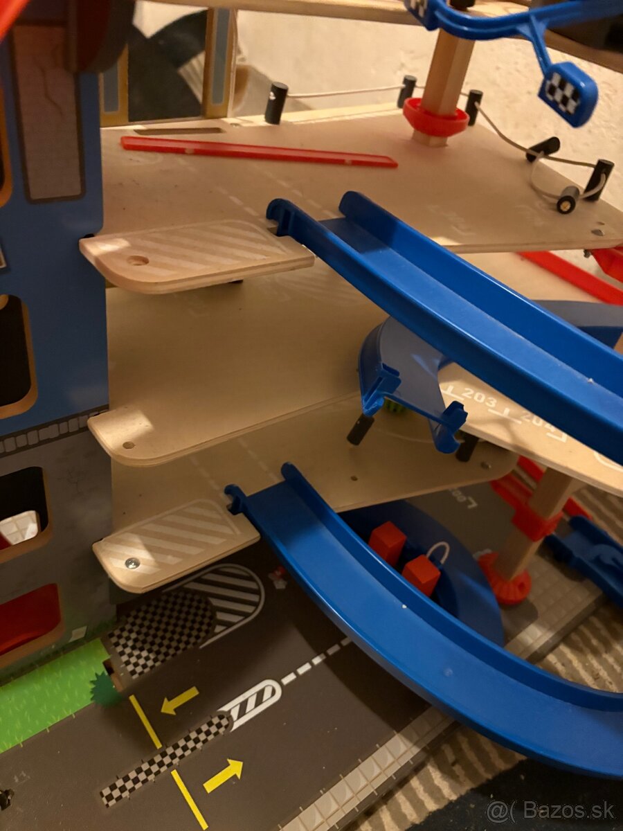 Garáž na autíčka drevený - 3