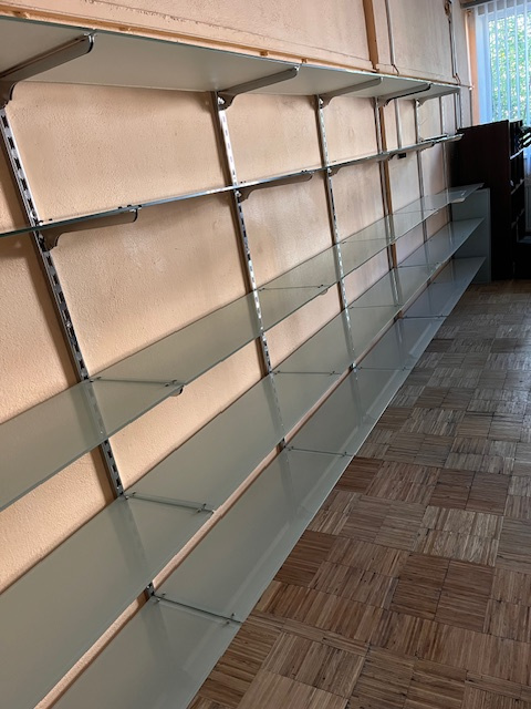 Sklenený obchodný regál - 3