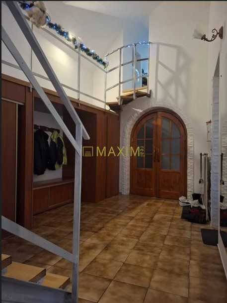 Veľkopriestorový dvojgeneračný 6 izbový dom s potenciálom – - 3