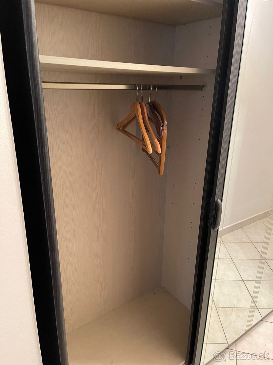 Predám vstavanú skriňu - 3