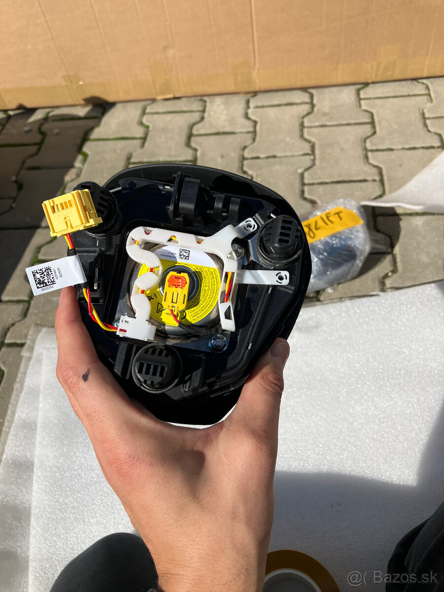 airbag ridice tesla volantu - 3