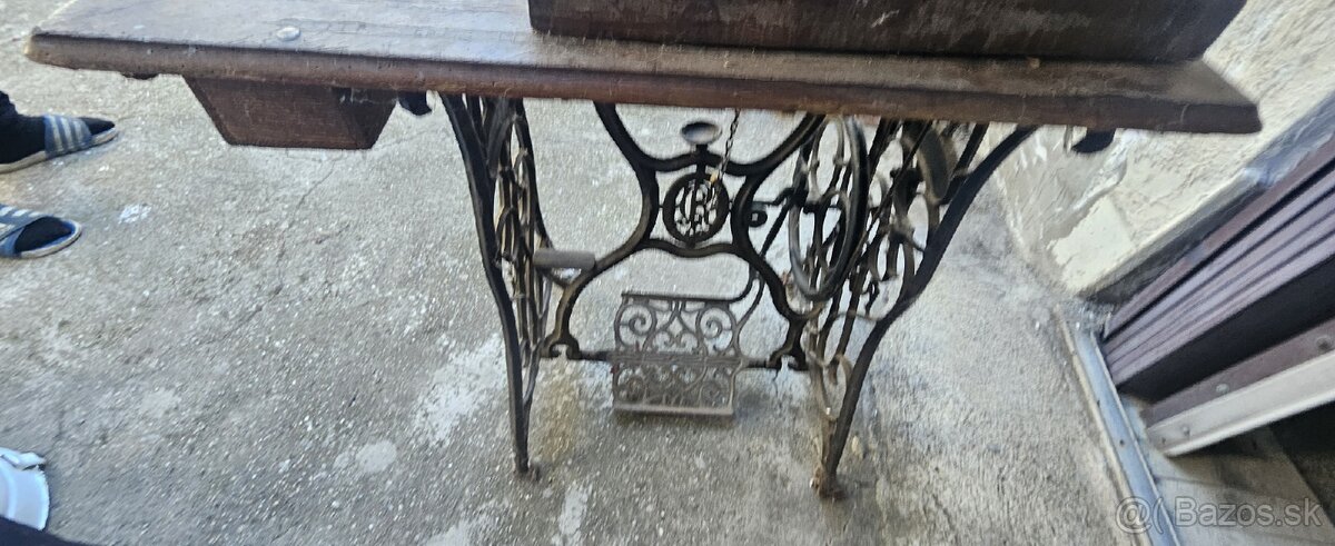 Starý šijací stroj - 3