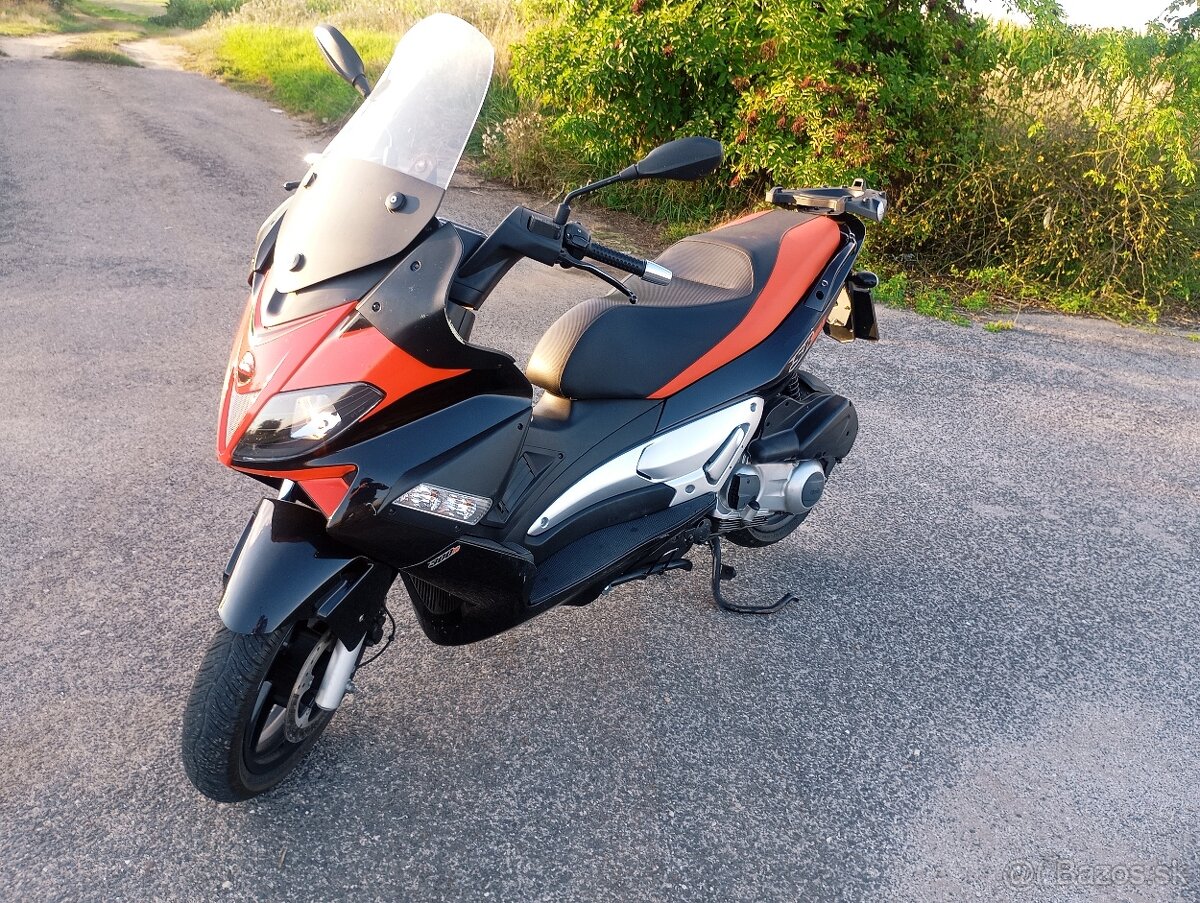 Aprilia SR MAX 300 - 3