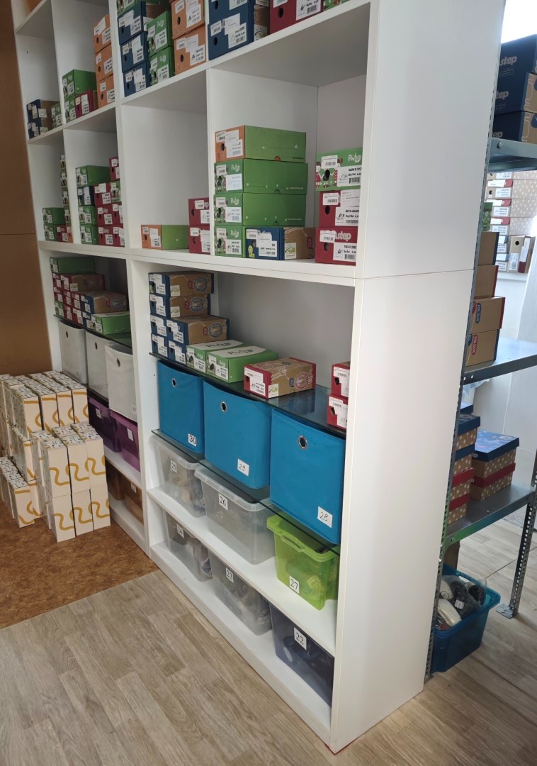 Polica-regál so sklenenými policami. - 3