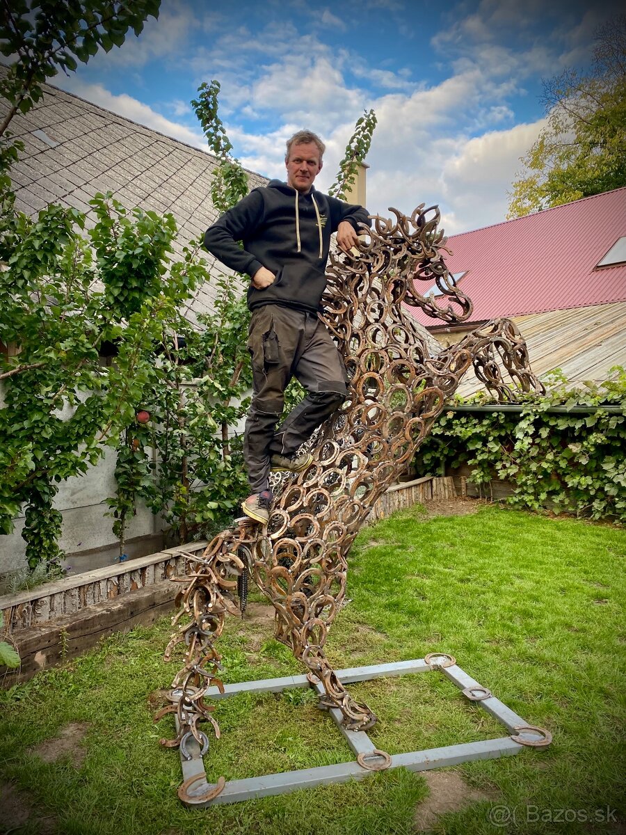 Majestátní kůň z podkov - 3