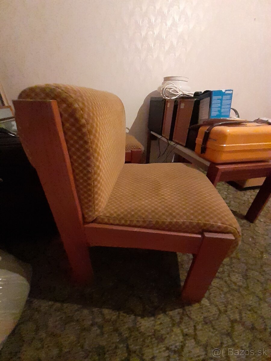 Darujem 2 starsie kresla - 3