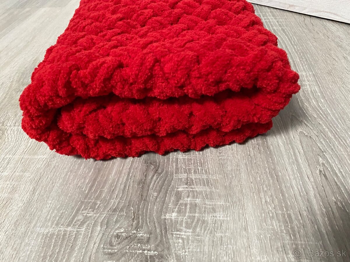 Háčkovaná červená deka z jemnej eco vlny - 3