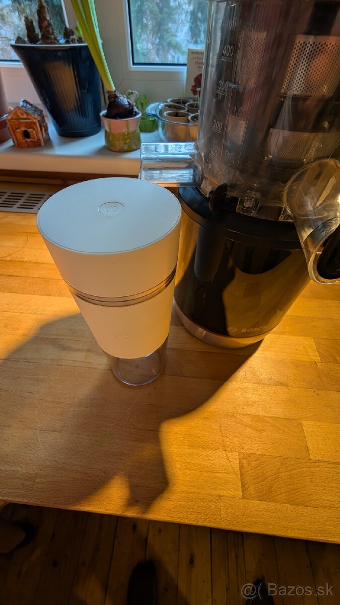 Odšťavovač Bosch MESM731M - 3