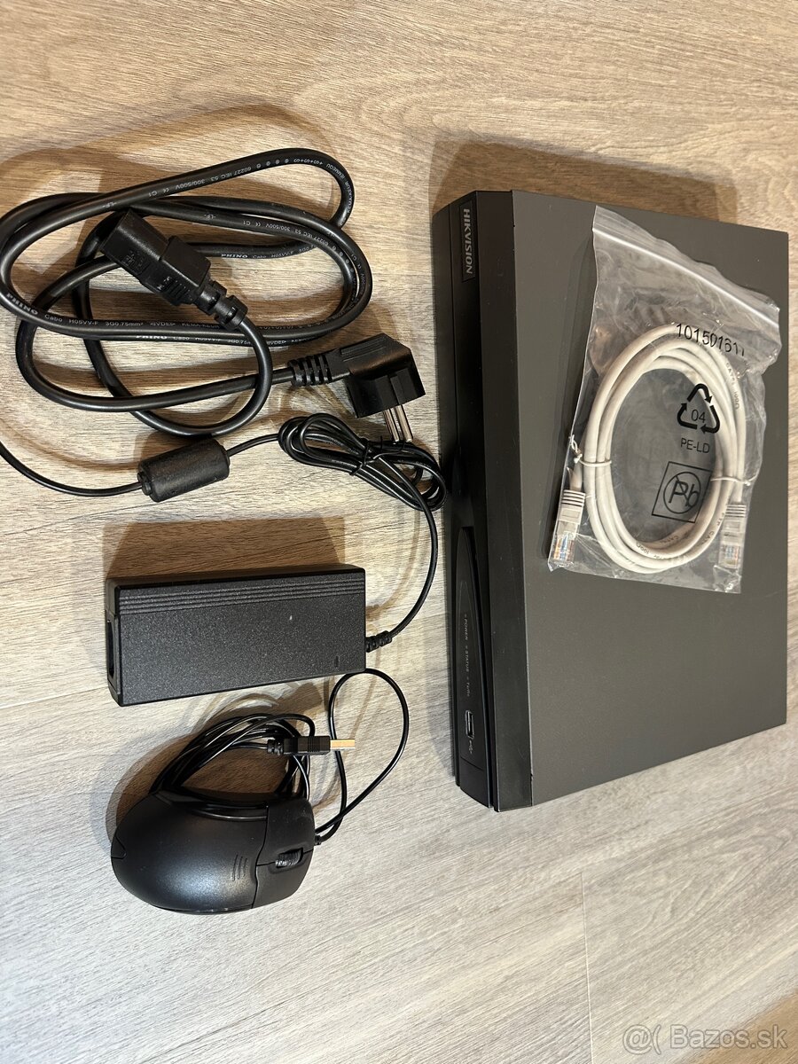 NVR Hikvison pre 4kamery POE - 3