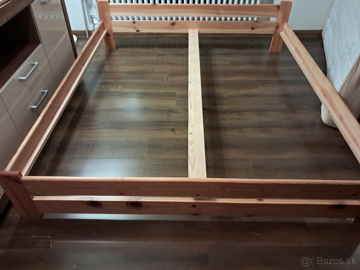 Drevená posteľ s matracom - 3