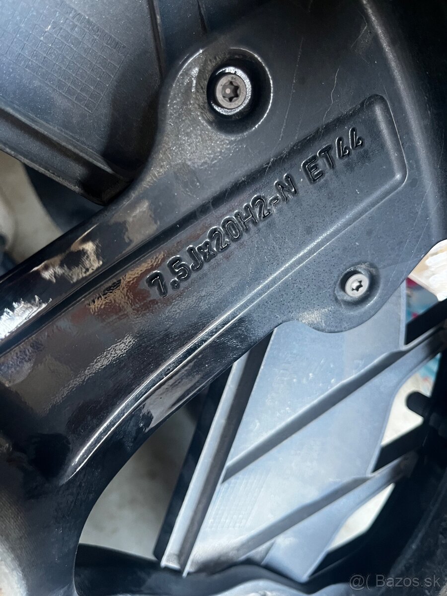 Kolesa Cupra Born 215/45 R20 - 3