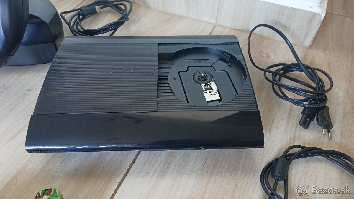 PS3 super slim + 37 hier na HDD + 4 x ovládač + volant - 3