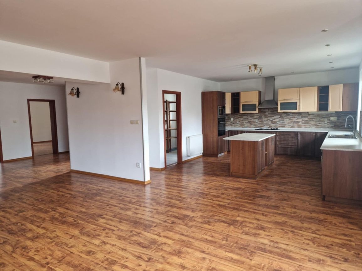 Ponúkame na predaj priestranný, viacgeneračný rodinný dom v - 3