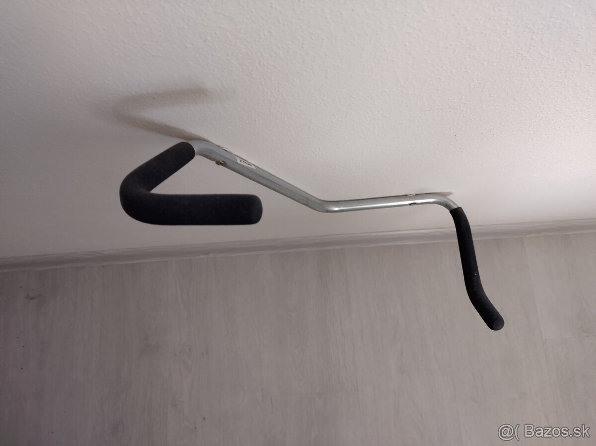 dva drziaky na kolobezky na stenu - 3