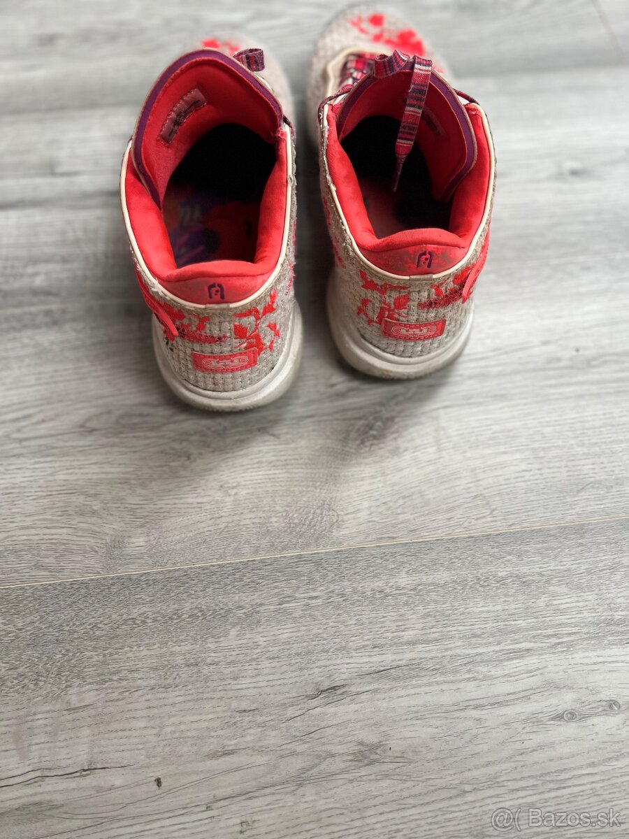 Nike Mimi plange Lebron - 3