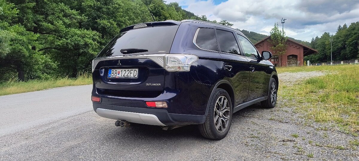 MITSUBISHI OUTLANDER 2.2D AUTOMAT 4x4 7-MIESTNE FULL VÝBAVA - 3