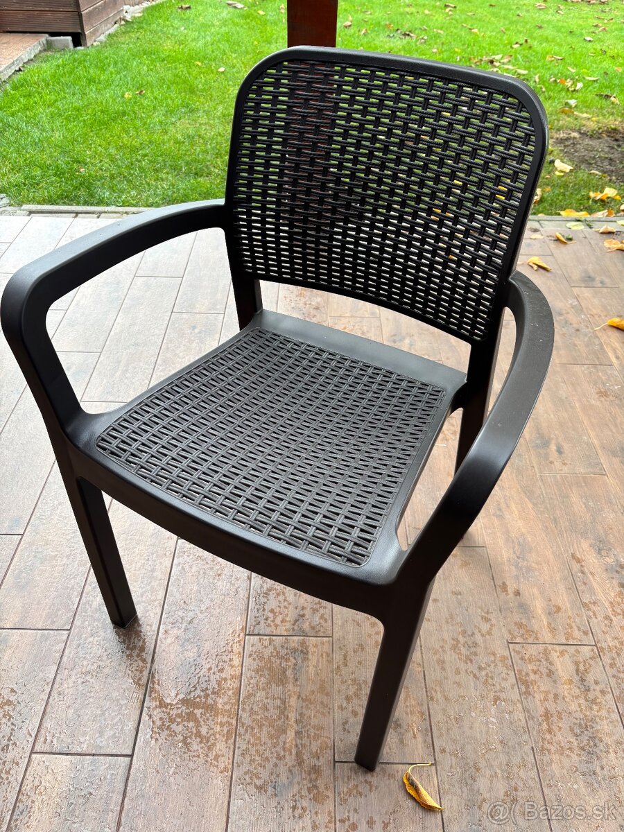 Stoličky keter a stôl z JYSK, zájradný nábytok - 3