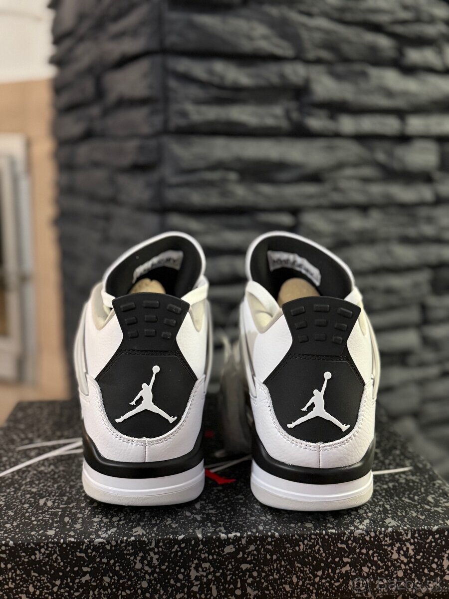 Jordan 4 Military Black - 3