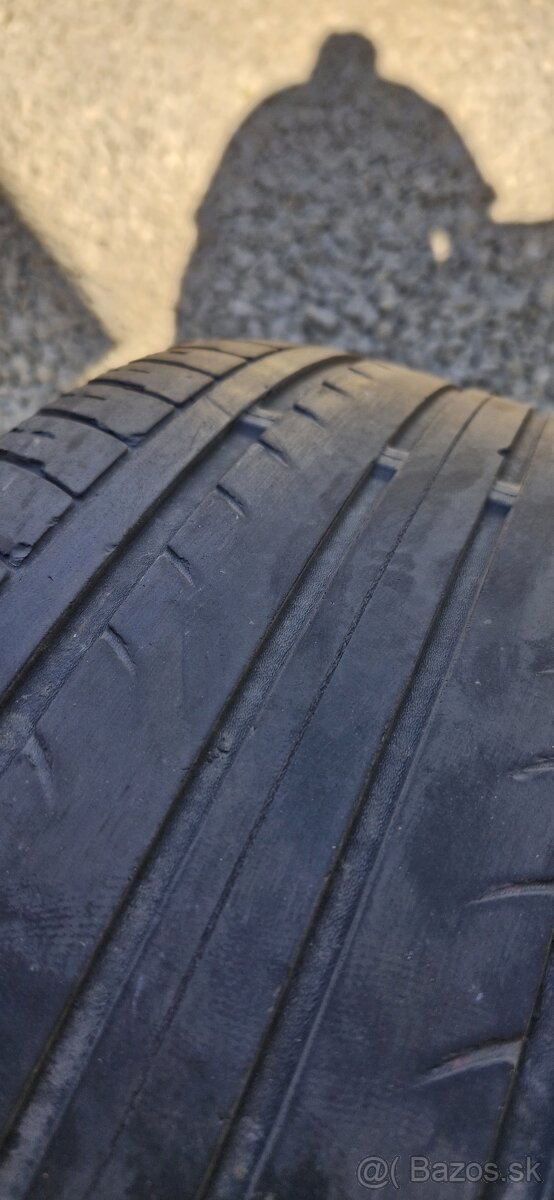 235/35R19 - 3