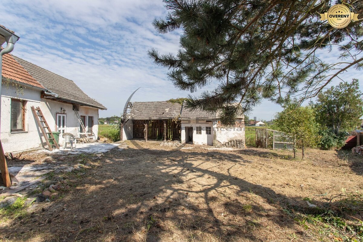 NA PREDAJ starší 3-izbový rodinný dom v Lábe - pôvodný stav - 3