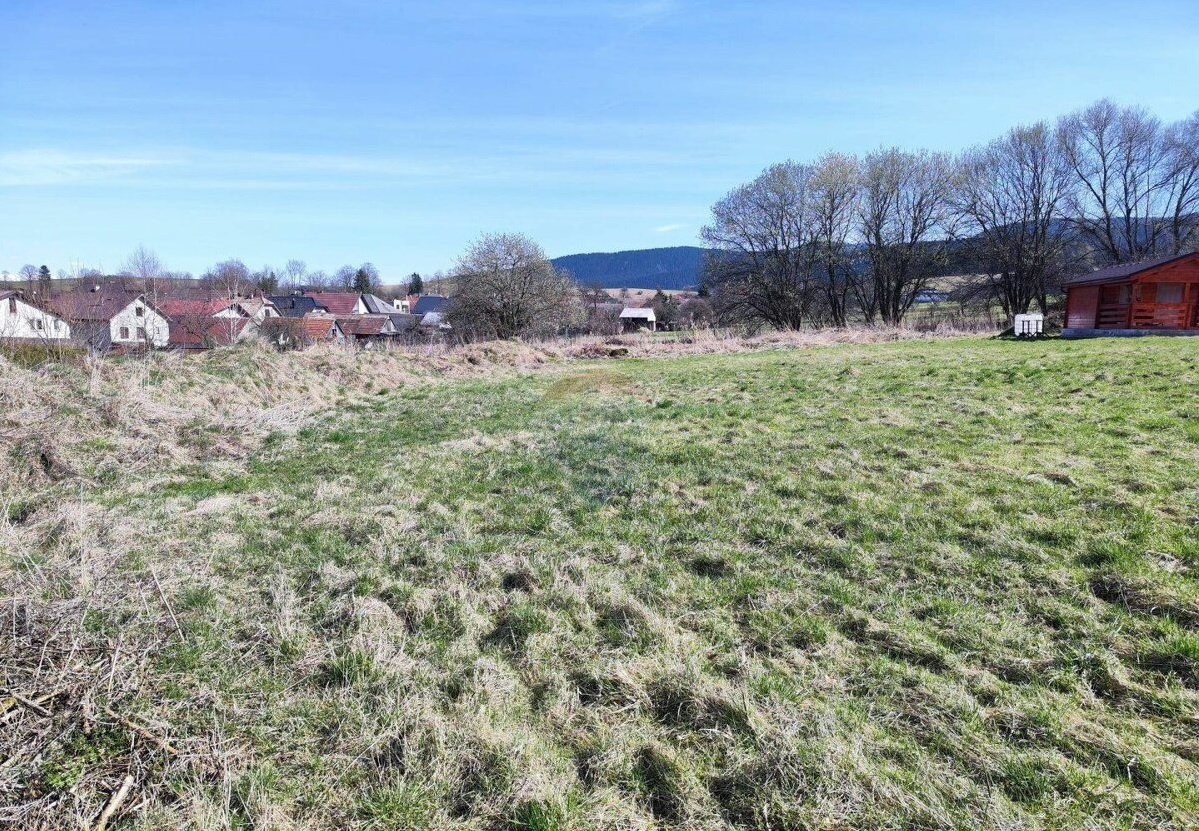 Na predaj stavebný pozemok o výmere 1518m2 - 3