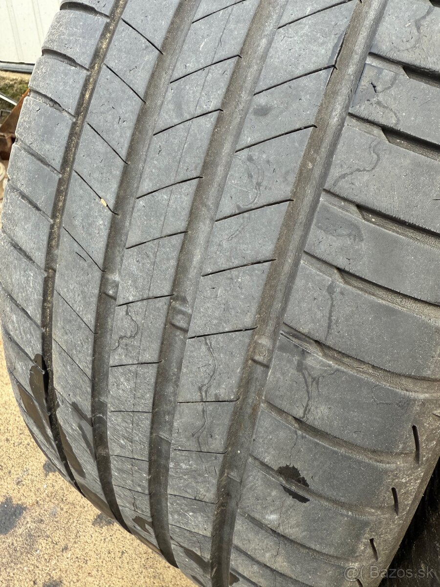 245/40 R19 - 3