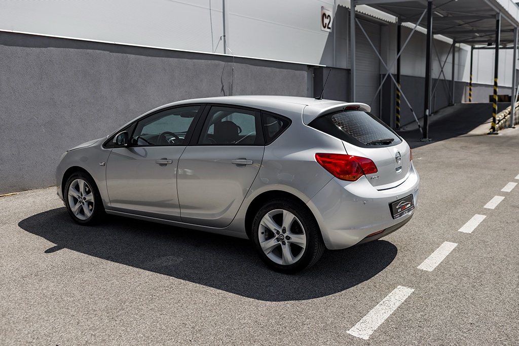 Opel Astra 1.6 ECOTEC 85kW Enjoy M5 03/2012 - 3