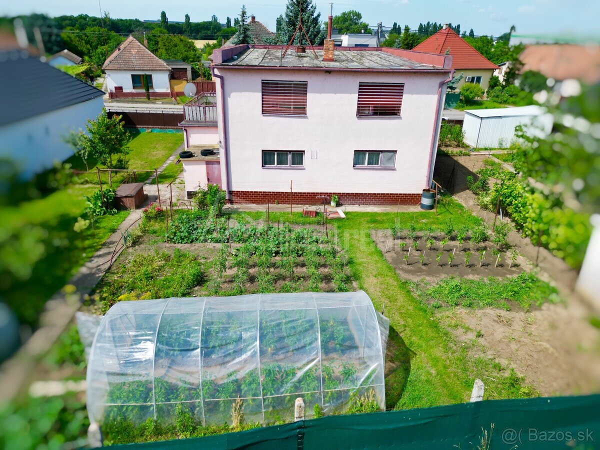 Dvojpodlažný rodinný dom s nádhernou výmerou - 3