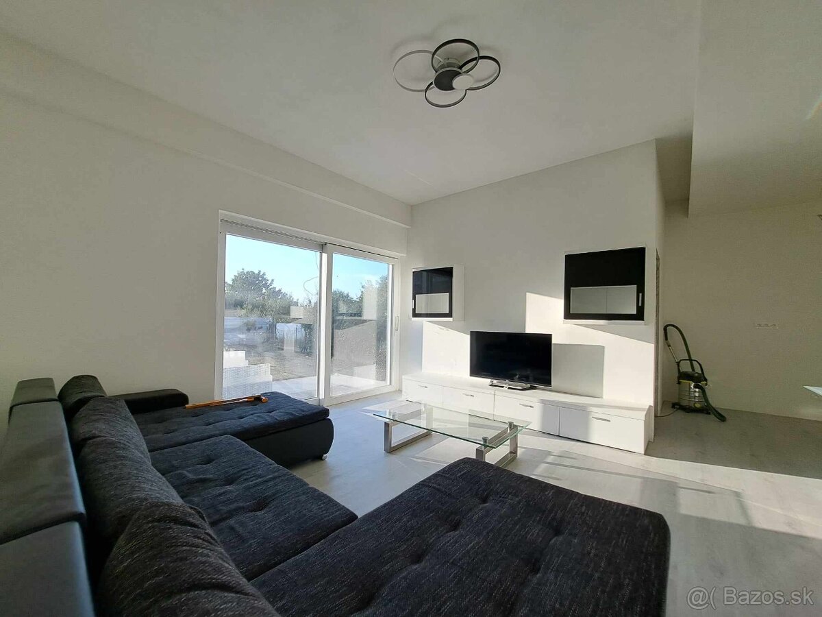 Predáme 3 izb byt s terasou, parkovaním a pozemkom 87m2 - 3