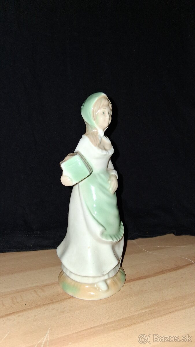 Predám porcelánovú figúrku/sošku Dievča s balíčkom - 3