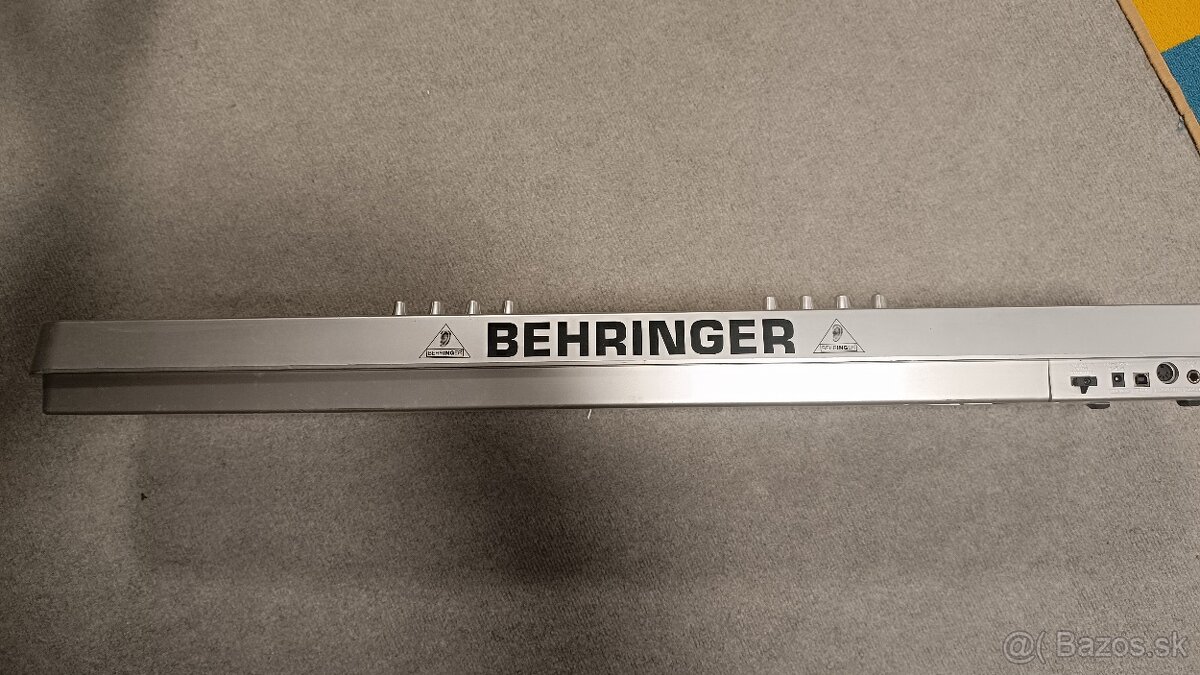 Behringer UMX 61 - 3