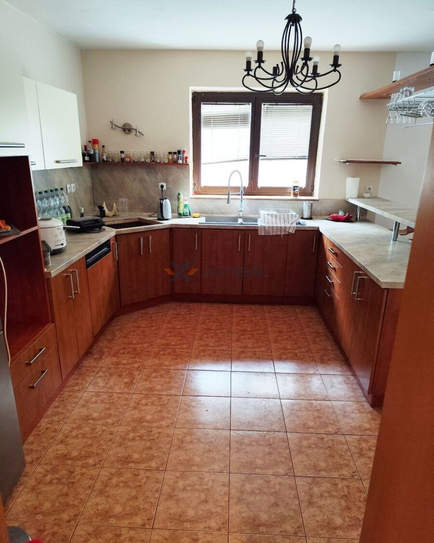 Priestranný 7-izbový rodinný dom s bazénom, altánkom a veľký - 3