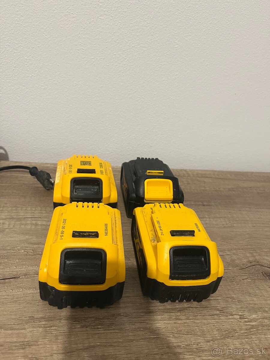 Predám DeWalt batérie + nabíjačku DCB115 + svetlo - 3