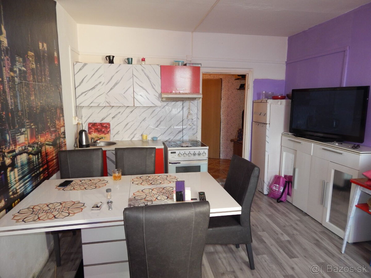 SPEKTRUM REALITY- Na PREDAJ garsónka, 23 m2 s loggiou, okres - 3