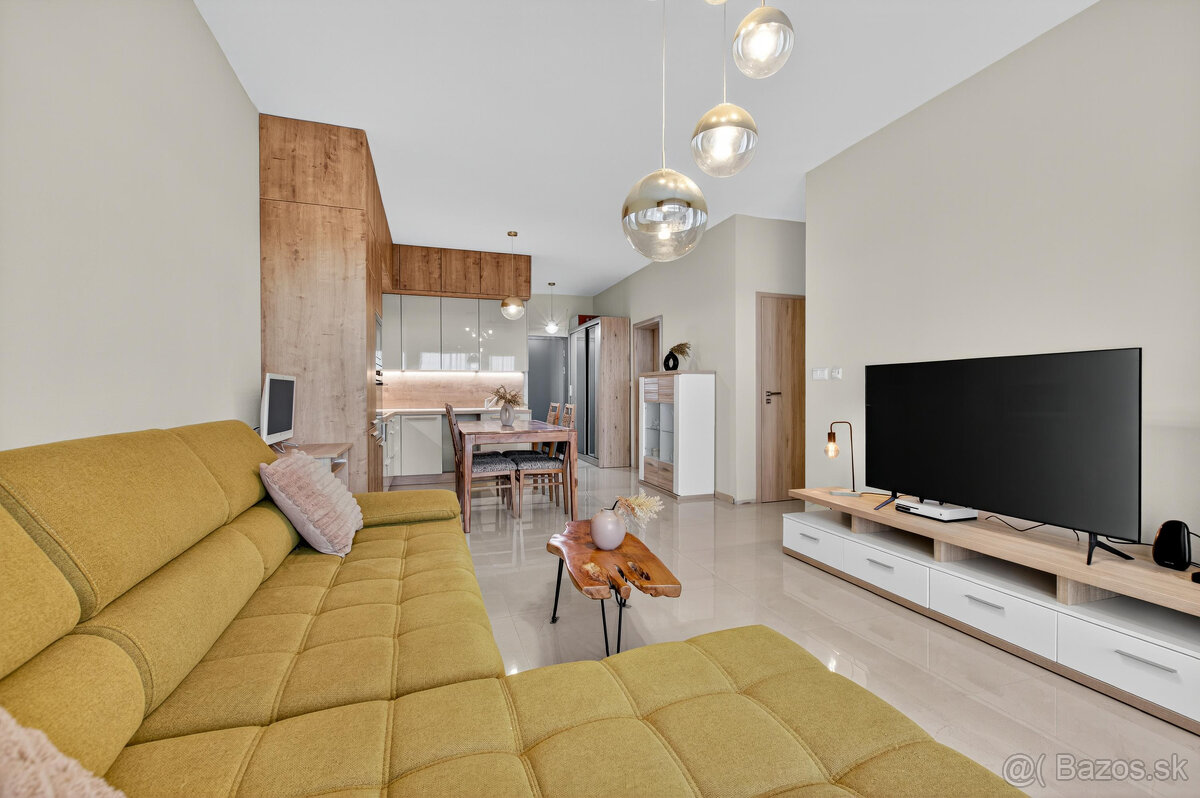 Na predaj 3-izbový byt so záhradkou a vlastným parkovacím mi - 3