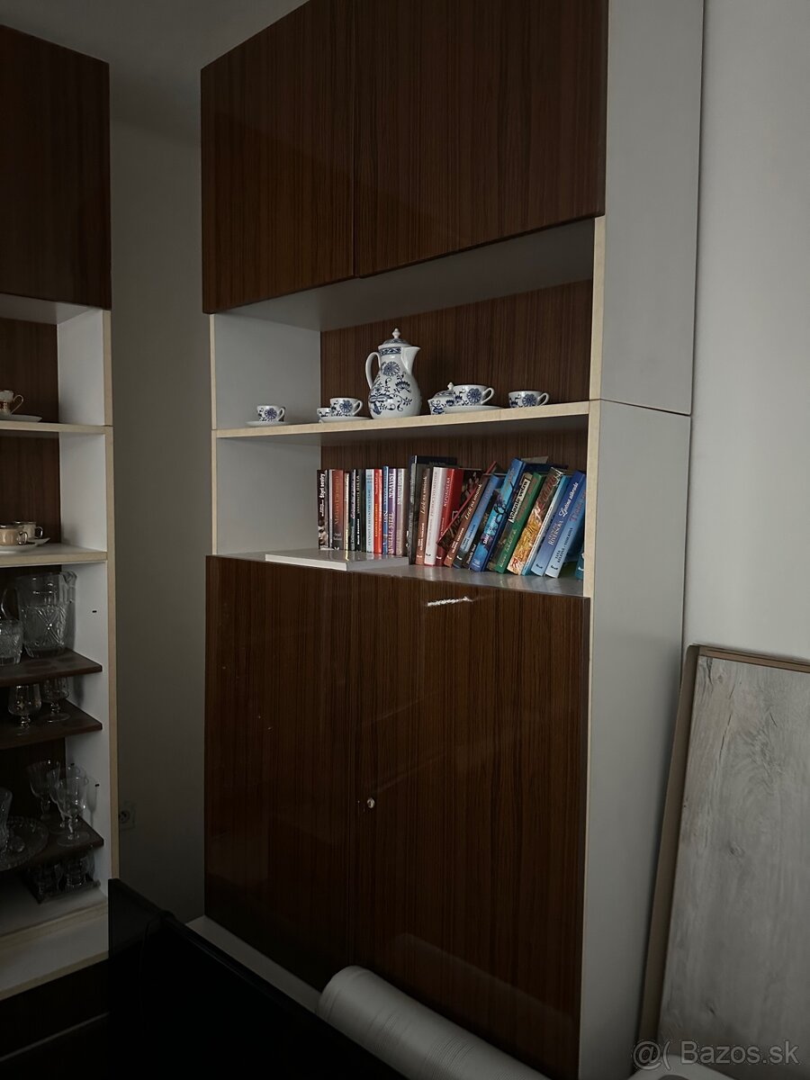 Predám obývaciu stenu a skrine - 3