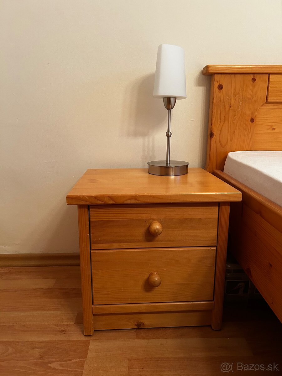 Predám drevenú spálňovú zostavu (posteľ, nočné stolíky, komo - 3