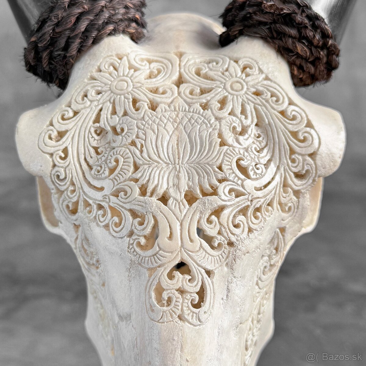 Autentická biela vyrezávaná lebka kozy - motív veľký lotos - 3