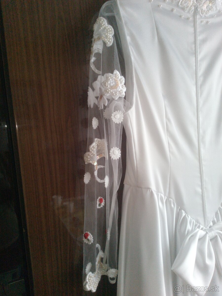 Svadobné šaty s červenými kvietkami - 3