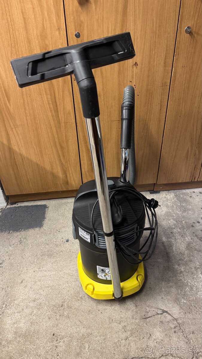Vysávač KARCHER - 3