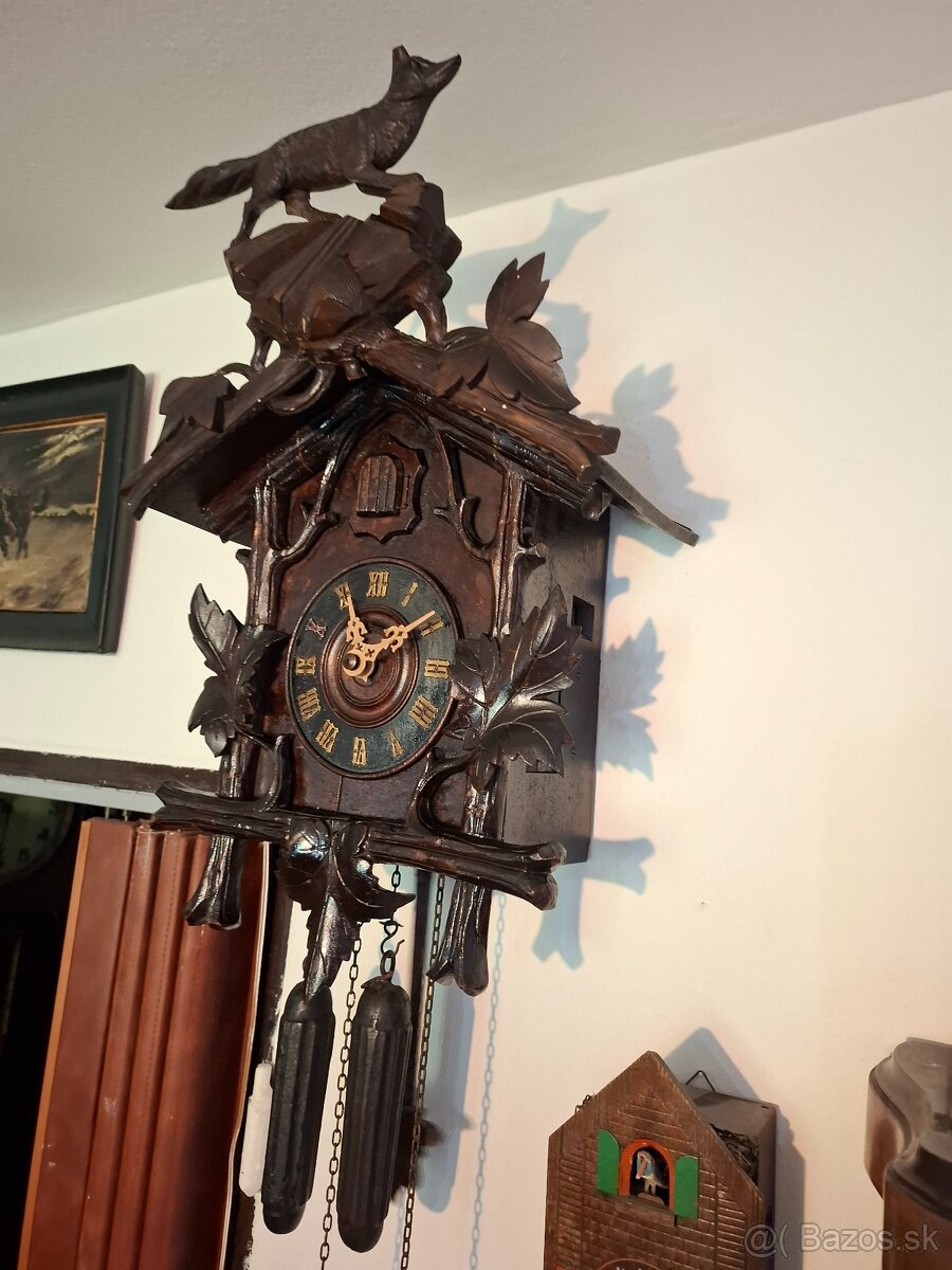 Predám funkčné starožitné kukučkové hodiny s líškou drevorez - 3