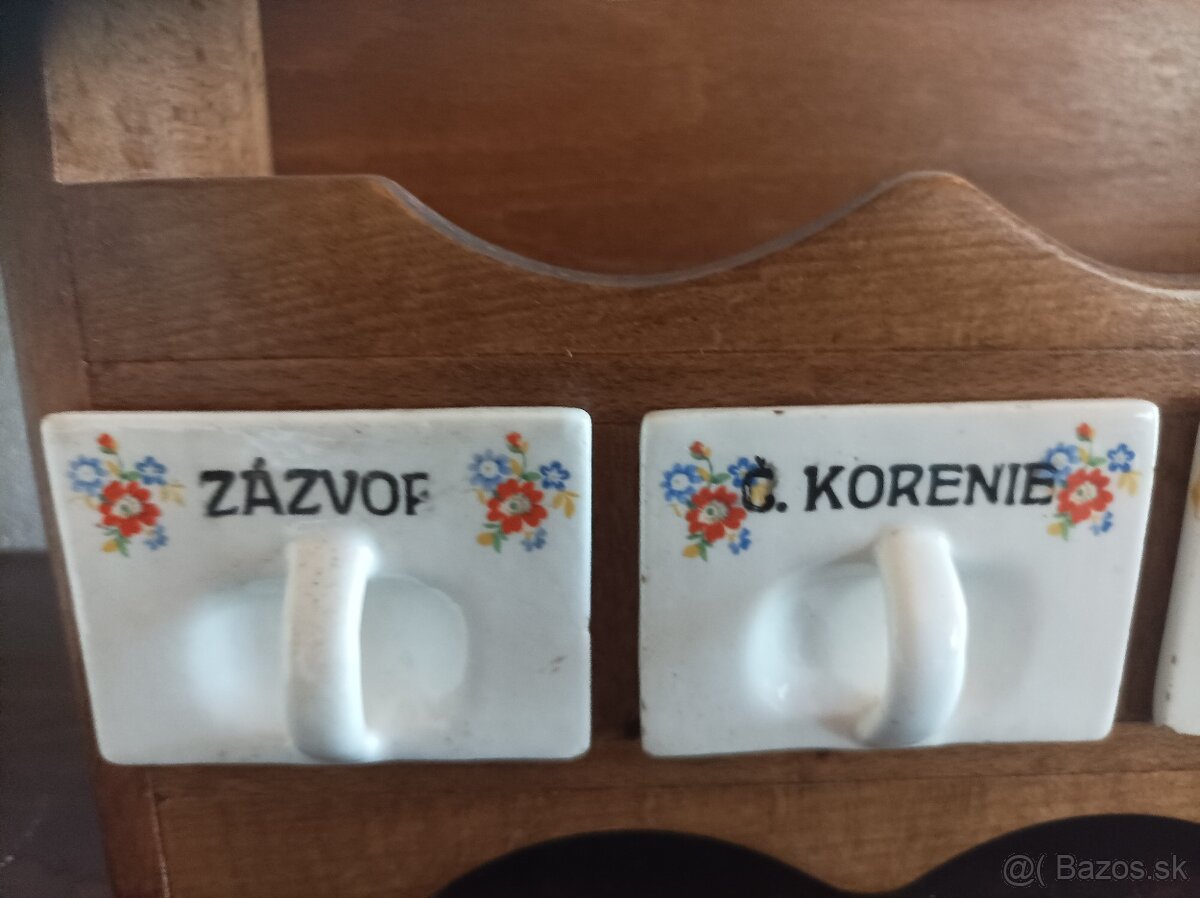 Starožitné koreničky v drevenej poličke - 3