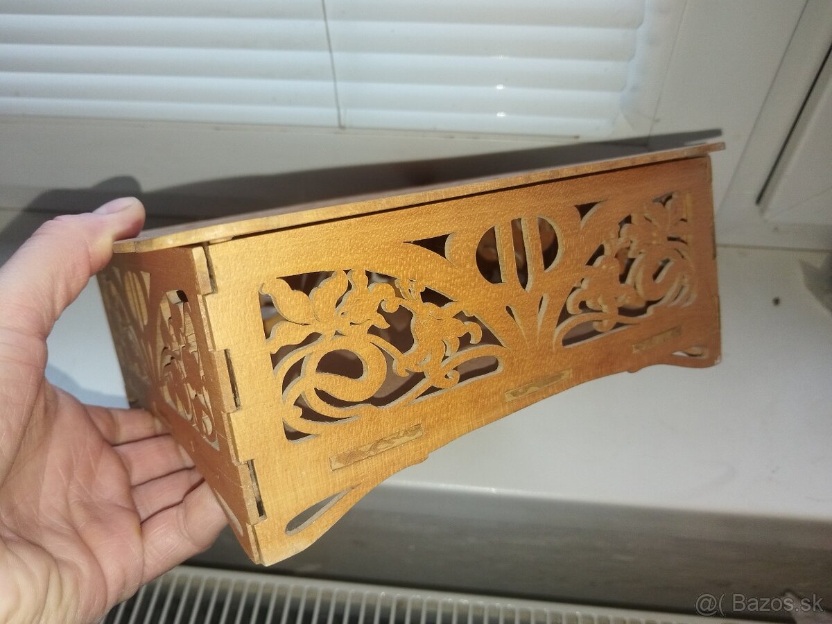 vyrezávaná drevená škatuľa - 3