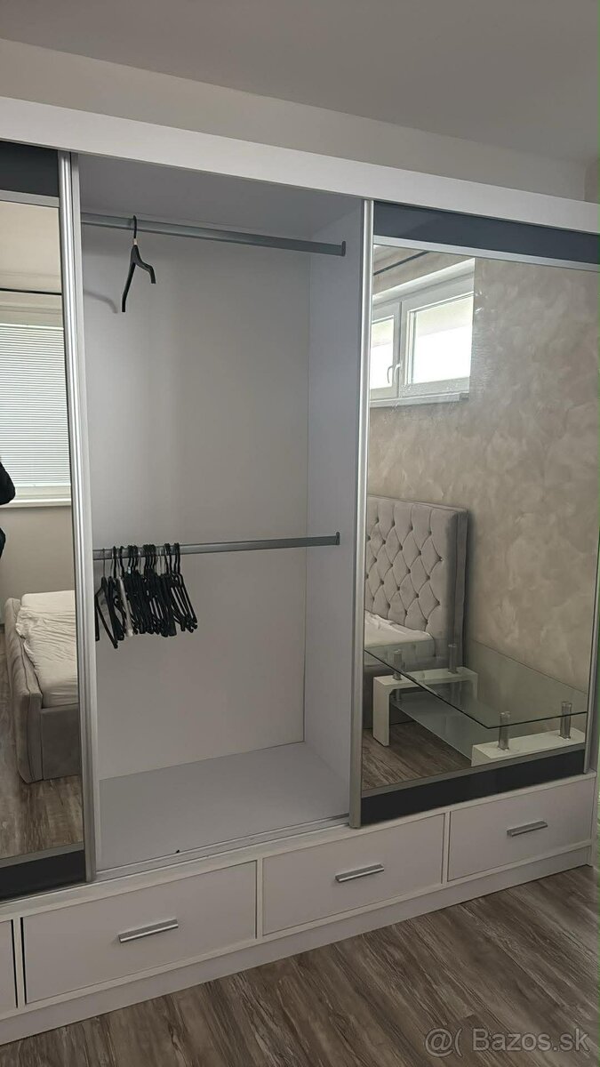 Skriňa so zrkadlom 230x250cm - 3