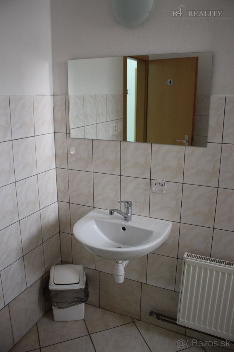 Podkrovná kancelária na prenájom, 18 m2, Piaristická ul., Tr - 3