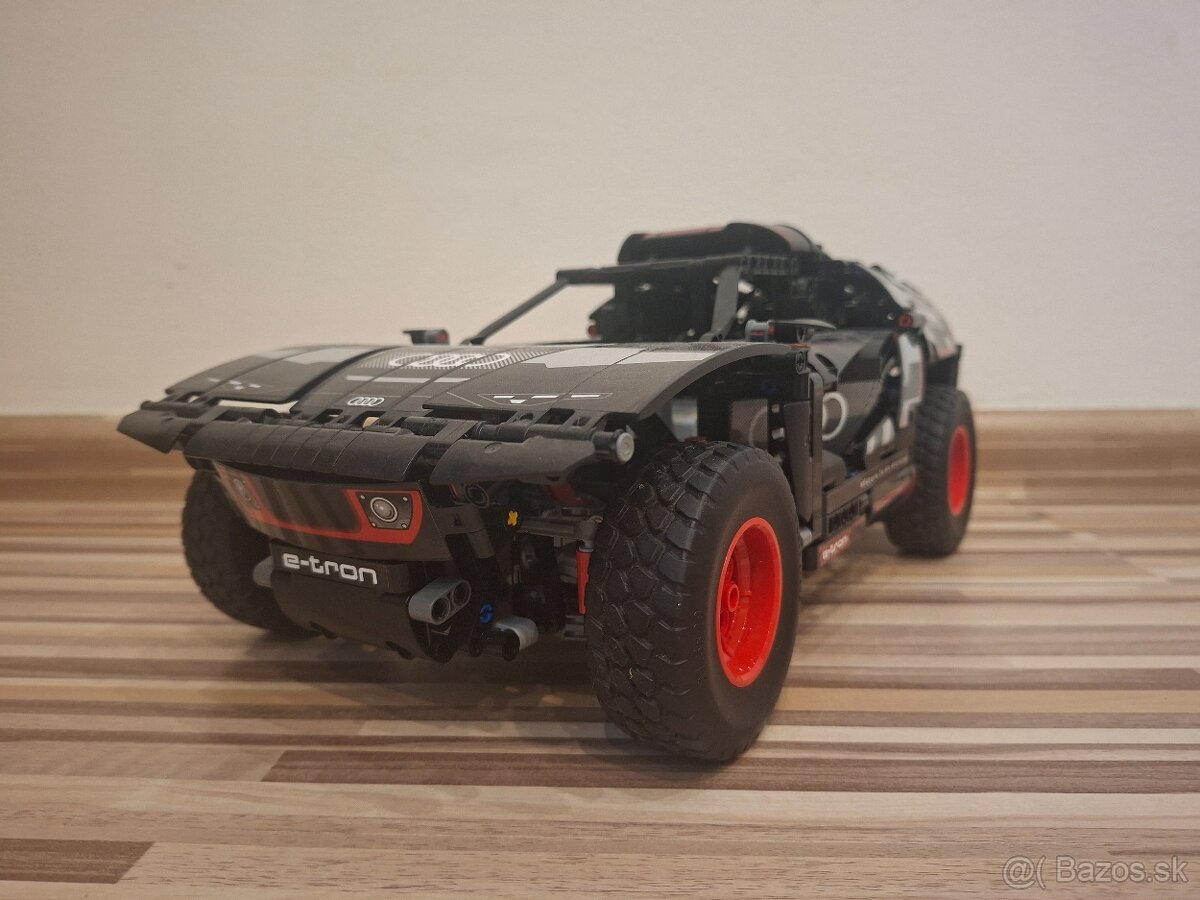 Predám LEGO Technic set Audi RS Q e-tron (42160) - 3